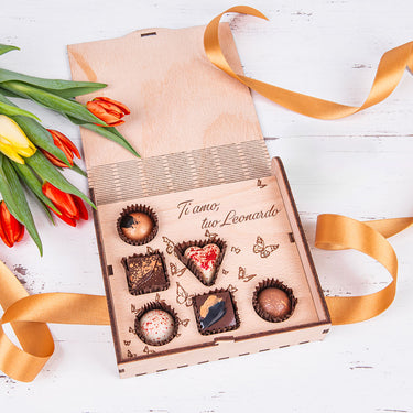 Set di cioccolato CLASSICO in cofanetto di legno con motivo personalizzato