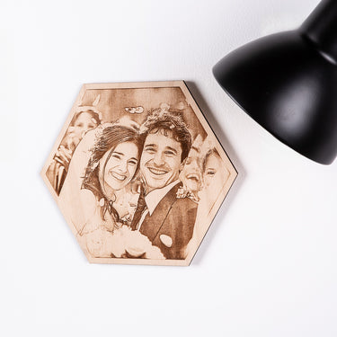 Esagono in legno con fotografia incisa (18 x 21 cm)