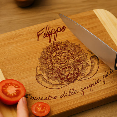 Tagliere regalo in bambù con incisione, motivo Maestro del grill con chili