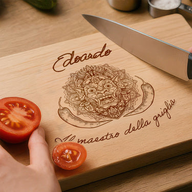 Tagliere regalo in legno massiccio con incisione, motivo Maestro del grill con chili
