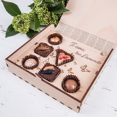 Set di cioccolato CLASSICO in cofanetto di legno con motivo personalizzato